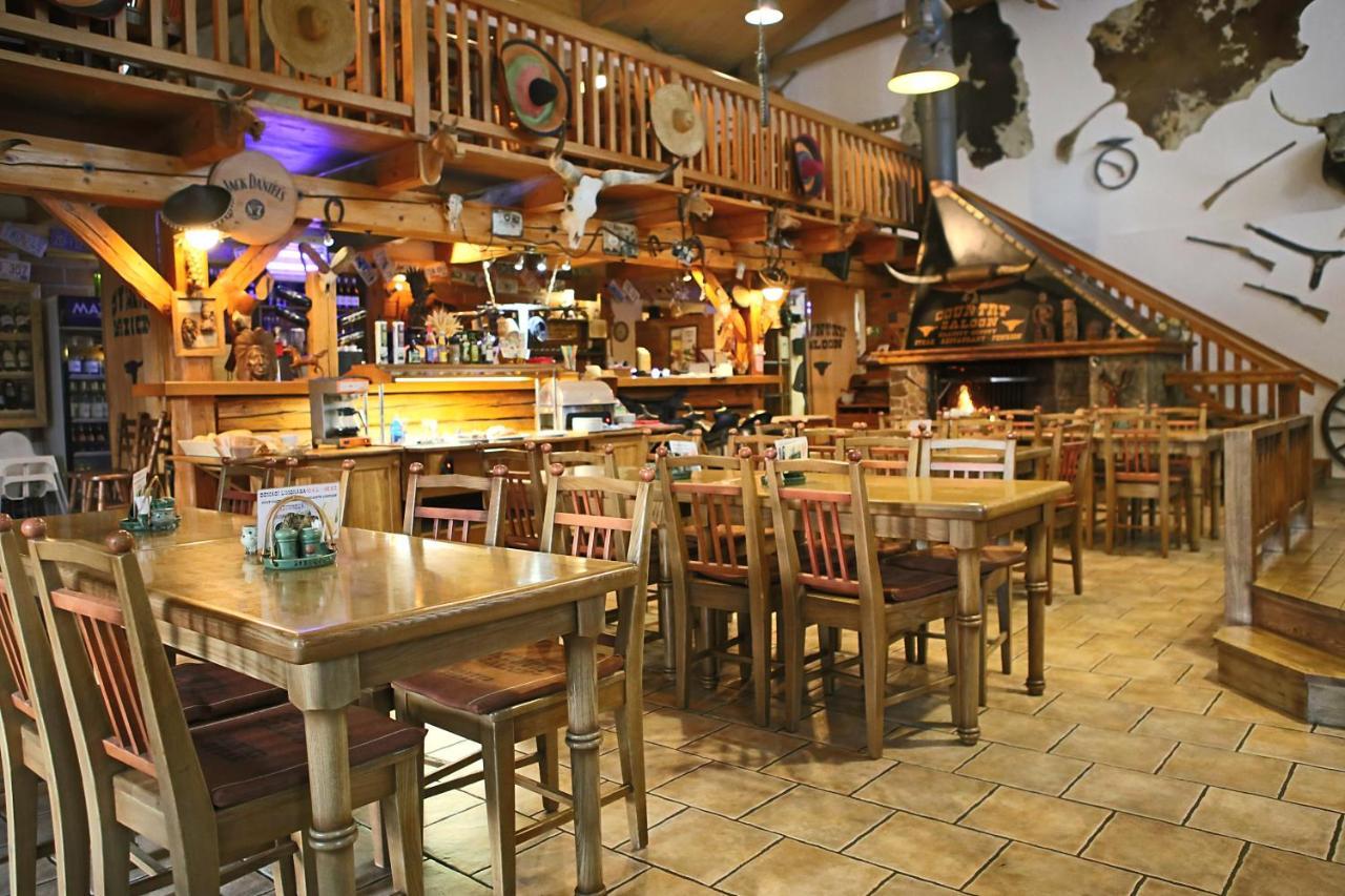 קלאטובי Steak Restaurant Penzion Country Saloon מראה חיצוני תמונה