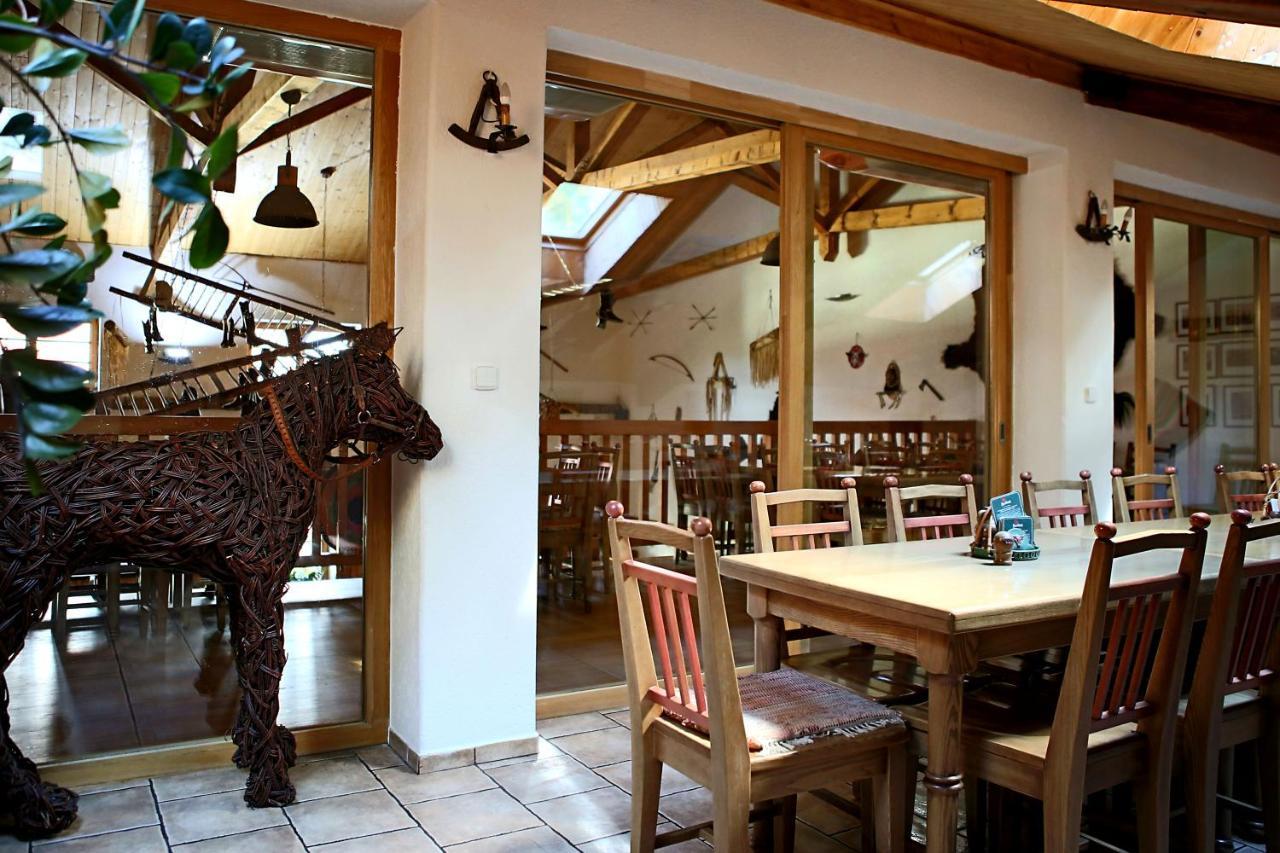 קלאטובי Steak Restaurant Penzion Country Saloon מראה חיצוני תמונה